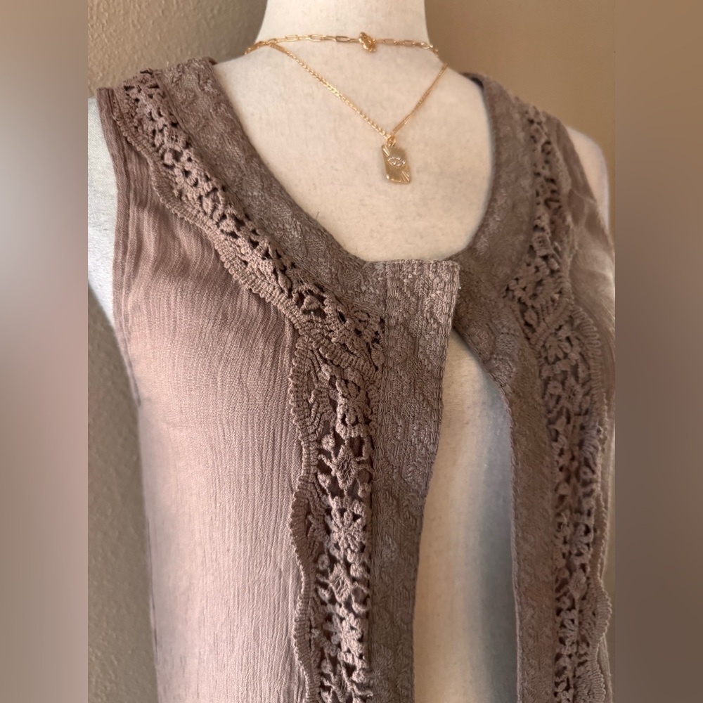 Long Brown Sleeveless Cardigan with Lace Detail - Picture 5 of 8